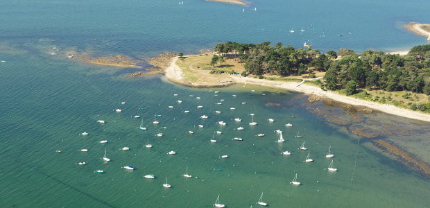 LUCHTFOTO VAN DE BAAI VAN BENODET IN BRETAGNE