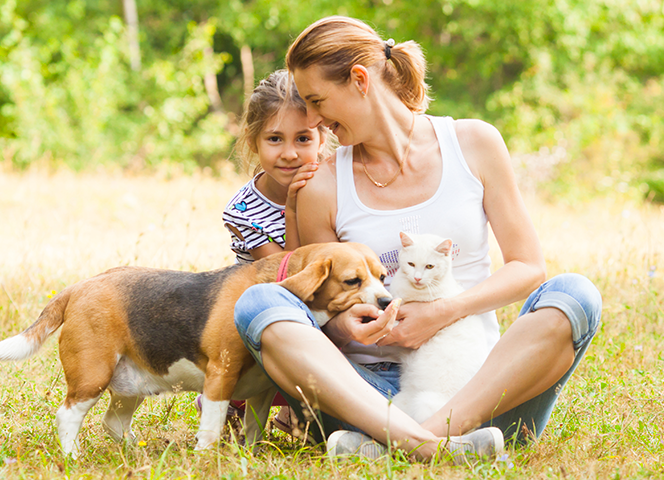 Mama en kind met hond en kat