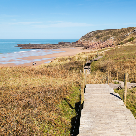 Een strand bij eb in Bretagne
