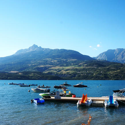 Meer van Serre-Ponçon in de Hautes-Alpes