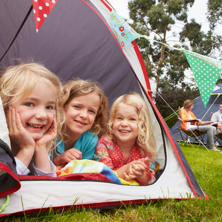 Kinderen in een kampeertent